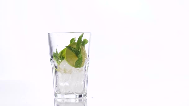 Frischer Mojito Cocktail Hintergrund Nahaufnahme — Stockvideo