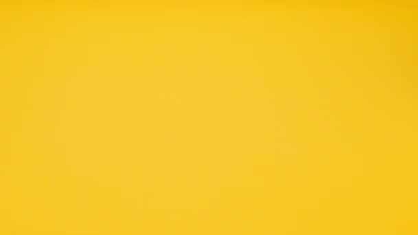 Gekleurde Bonen Vallen Gele Achtergrond — Stockvideo