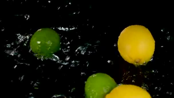 Gros Plan Citrons Frais Citrons Verts Éclaboussant Eau Sur Fond — Video