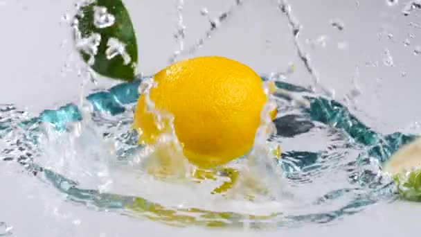 Gros Plan Citrons Frais Citrons Verts Éclaboussant Eau Sur Fond — Video