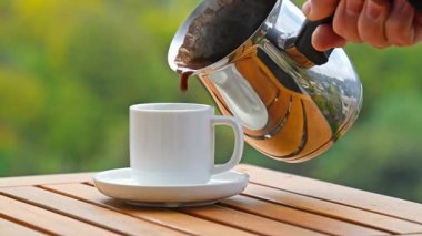 Kahveyi beyaz bardağa dolduruyorum.