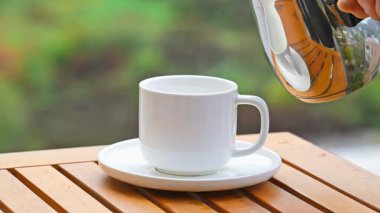 Kahveyi beyaz bardağa dolduruyorum.