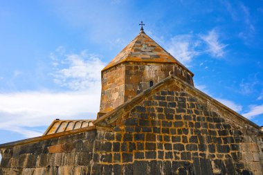 Sevan Manastırı Sevanavank 'ın tepesinde çan kulesi ve haçı var. Bina eski ve çok karakterli.