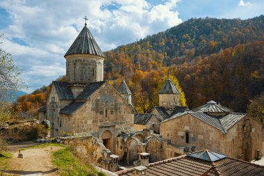 Çan kulesi ve haçı olan bir Haghartsin Manastırı. Kilise ağaçlarla çevrili ve huzurlu bir atmosferi var.