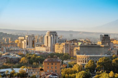 Ermenistan Erivan şehrinin ortasında büyük bir opera binası var. Gökyüzü mavi ve güneş parlıyor.