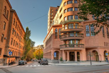 Erivan, Ermenistan 10.16.2025. Üzerinde mavi bir tabela olan bir cadde. Sokakta arabalar ve arka planda bir ağaç var.