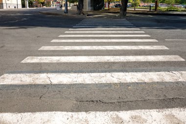 Siyah ve beyaz yaya geçidi olan bir cadde. Sokak boş ve yaya geçidi de iyi durumda.
