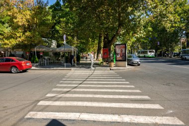 Erivan, Ermenistan 10.16.2025. Bir adam yaya geçidinden karşıya geçiyor. Sokaklar arabalar ve otobüslerle dolu.