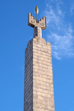 Erivan, Ermenistan 10.16.2025. Üzerinde altın bir yaprak olan uzun taş bir sütun. Gökyüzü mavi ve berrak