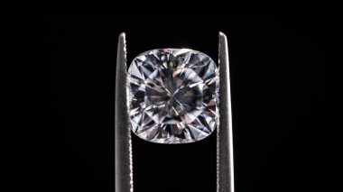 Bir kuyumcunun ortamında bir elmas sergilenir. Elmas kare şeklinde kesilir ve metal bir ayara yerleştirilir.