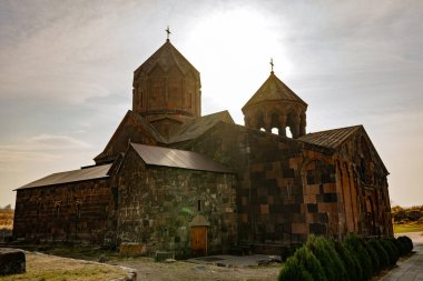 Üzerinde haç olan bir Ermeni kilise manastırı Hovhannavank. Bina eski ve çok fazla detayı var. Güneş binanın üzerinde parlıyor, daha da güzel gösteriyor.