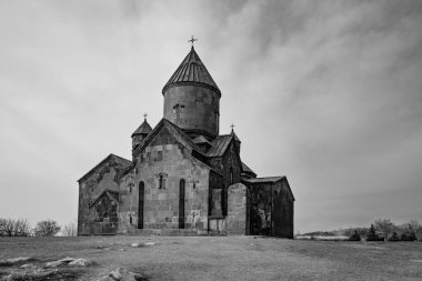 Tepesinde çan kulesi olan bir Ermeni Saghmosavanq manastırı. Bina çimenlik bir alanla çevrilidir.