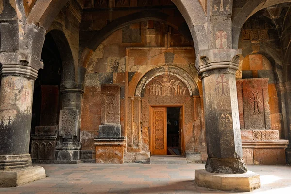 Bir Ermeni Hovhannavank manastırı içinde kemerli kapı ve sütunları var. Sütunlar kahverengi ve kapı ahşap.