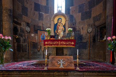 Meryem ve İsa 'nın heykeli olan bir Ermeni Saghmosavanq manastırı. Oda çiçekler ve mumlarla süslenmiş.