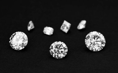 Siyah arka planda üç beyaz elmas sergileniyor. Elmasların hepsi farklı şekil ve boyutlarda ama hepsinin rengi aynı. Lüks ve zarafet kavramı