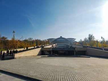 Karen Demirtchian 'dan sonra büyük bir spor konseri kompleksi. Avlu boş ve gökyüzü mavi.