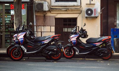 İki polis motosikleti bir caddede yan yana park edilmiş. Motosikletlerden birinde 004 yazıyor.