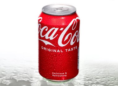 Beyaz arka planda bir kutu Coca-Cola Classic gösteriliyor. Kutu kırmızı ve üzerinde Coca-Cola logosu var.