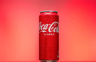 Beyaz arka planda bir kutu Coca-Cola Classic gösteriliyor. Kutu kırmızı ve üzerinde Coca-Cola logosu var.