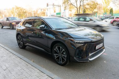 Erivan Ermenistan 10.25.2025. Yolun kenarına siyah bir araba park edilmiş. Araba bir binanın önünde park halinde.