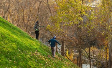 Erivan Ermenistan 10.25.2025. Ağaçlarla çevrili bir tepede iki kişi yürüyor. Çevrelerinin doğal güzelliğinin tadını çıkarırken atmosfer sakin ve huzurlu.