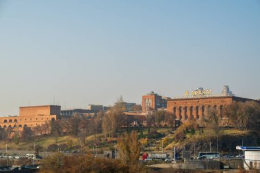 Büyük bir Ermeni brendi fabrikası olan bir şehir.