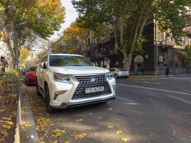 Erivan Ermenistan 11.25.2025. 330715 plakalı beyaz bir araba yolun kenarına park edilmiş.