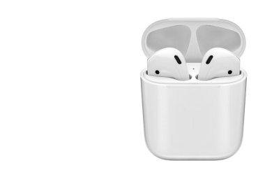 Beyaz bir arka planda oturan bir çift beyaz kulaklık. Kulaklıklar açık ve kullanılmaya hazır.