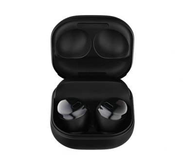 Bir çift kulaklık açık ve beyaz arka planda duruyor. Kulaklıklar siyah ve siyah bir valizi var.