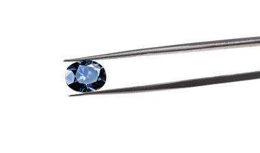 Mavi bir mücevher bir kuyumcunun silindiri tarafından soyuluyor. Taş kesilmiş ve cilalanmış ve muhtemelen bir elmas. Hassasiyet ve uzmanlık kavramı