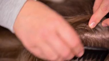 Bir çocuk saçını tarıyor.