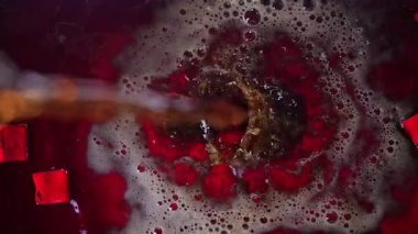 Bir kutu Coca Cola buz havuzunda yüzüyor. Coca Cola 'nın suda iyi vakit geçirdiği gibi resmin de neşeli ve eğlenceli bir havası var.