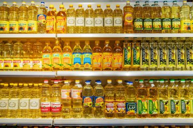Erivan Ermenistan 12.5.2025. Bir raf dolusu farklı renkli yağlar. Şişelerin boyutları ve renkleri farklı.