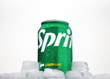Bir kutu yeşil Sprite soda. Kutu buz küplerinin üzerinde duruyor.