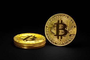 Bir yığın altın bitcoin. Sikkeler piramit şeklinde düzenlenmiş.