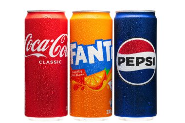 Üç kutu soda, biri Pepsi. Diğer ikisi Coca-Cola ve Fanta.