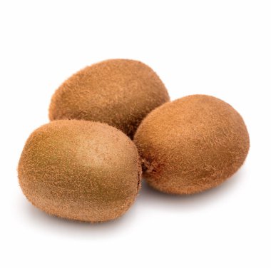 Beyaz arka planda üç kivi meyvesi duruyor. Kivi meyveleri kahverengi ve bulanık.