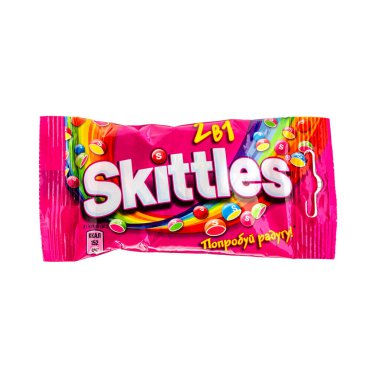 Gökkuşağı renkli şekerli pembe bir şekerleme. Çikolata pembe bir ambalaja sarılmış.