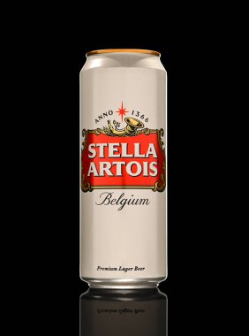 Bir kutu Stella Artois birası. Teneke kutu beyaz ve kırmızı. Bira Belçika 'dan.