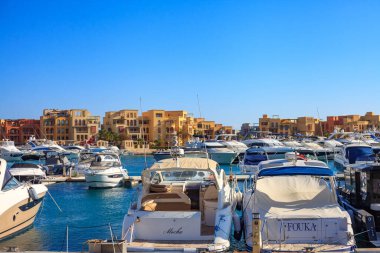 El Gouna Mısır 'da bir marinaya çok sayıda tekne yanaştı.