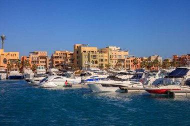 El Gouna Mısır 'da bir marinaya çok sayıda tekne yanaştı. Teknelerin boyutları ve renkleri farklı.