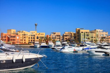 El Gouna Mısır 'da bir marinaya çok sayıda tekne yanaştı. Su sakin ve gökyüzü berrak.