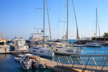 El Gouna Mısır 'da bir grup yelkenli limana yanaştı. Teknelerin boyutları ve renkleri farklı.