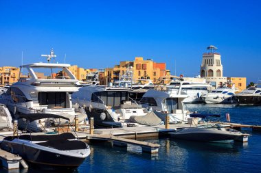 El Gouna Mısır 'da bir marinaya çok sayıda tekne yanaştı. Teknelerin boyutları ve renkleri farklı.