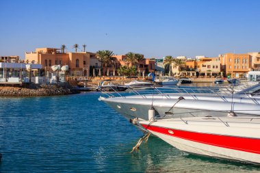 El Gouna Mısır 'da bir marinaya bir sıra tekne yanaştı. Su sakin ve gökyüzü berrak.