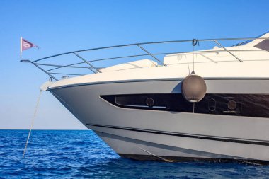 Önünde beyaz bayrak olan büyük bir tekne. Bayrak bir ipe bağlı.