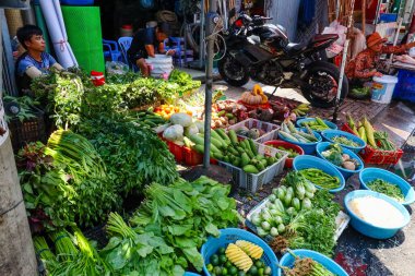 İzlanda Phu Quoc Vietnam 5.7.2025. Çeşitli sebze ve meyvelerle dolu bir pazar. Piyasa açık ve ürünler taze.