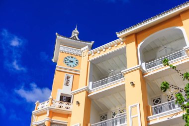 İzlanda Phu Quoc Vietnam 5.7.2025. Saat kulesi ve balkonu olan yüksek bir bina. Bina sarı ve kulede bir saati var.