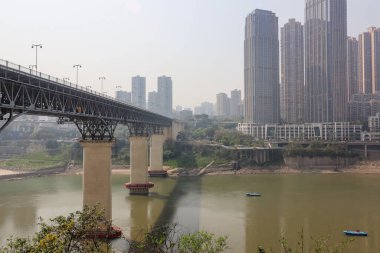 Chongqing Çin 'de bir grup insan şişler üzerinde yemek pişiriyor.