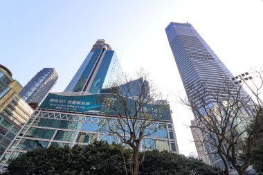 Chongqing Çin 'de bir grup insan şişler üzerinde yemek pişiriyor.